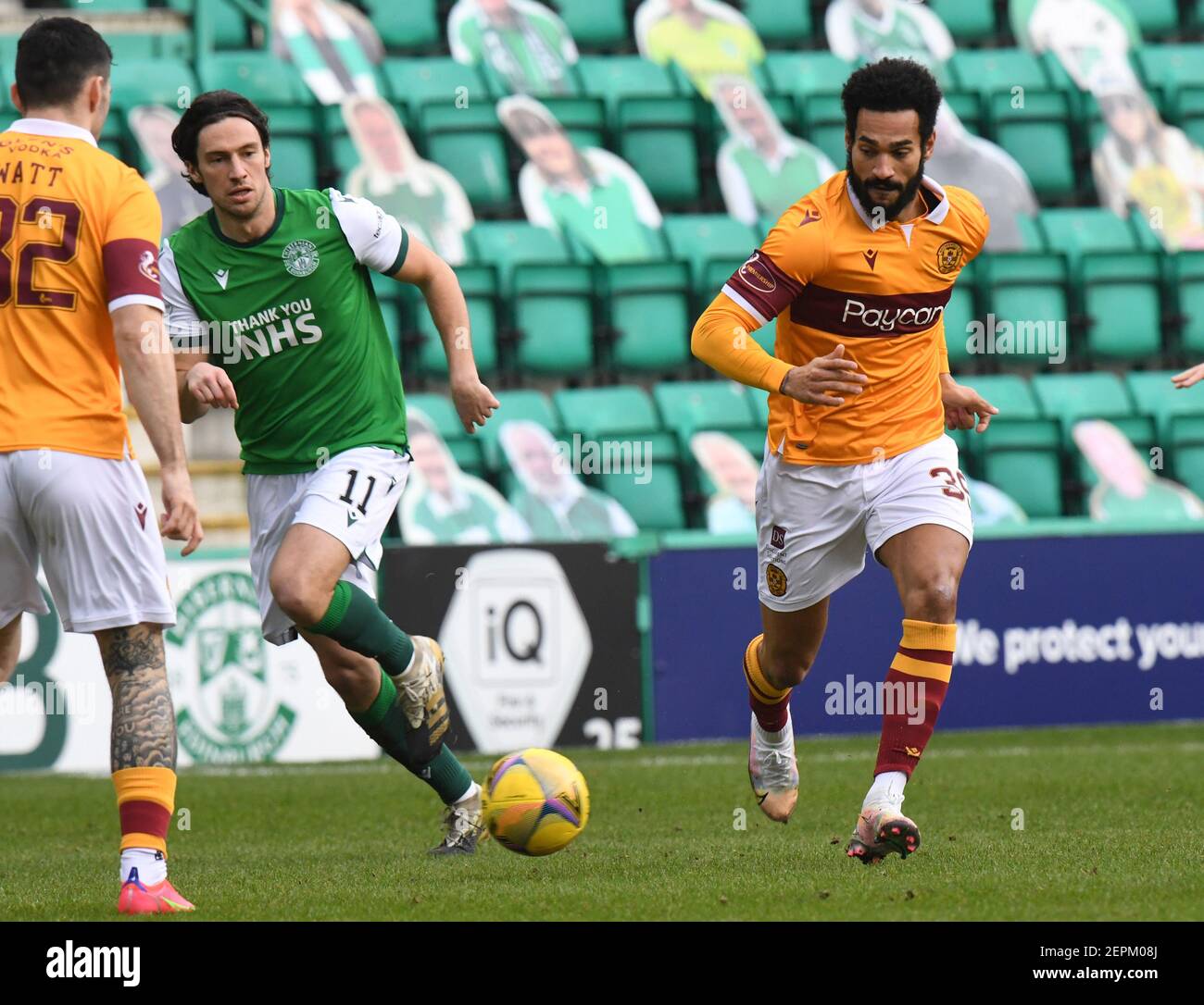 Easter Road Stadium.Édimbourg. Scotland.UK, 27 février 21. Match écossais de Premiership. Hibernian vs Motherwell Hibs Joe Newell (#11) de Hibernian FC vs Jordan Roberts Motherwell Credit: eric mccowat/Alay Live News Banque D'Images