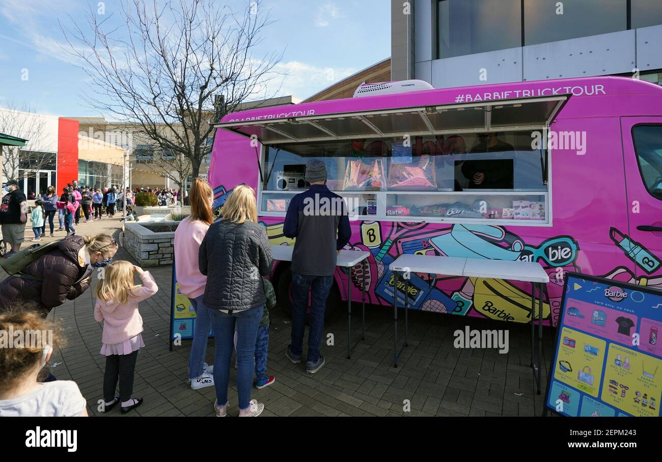 Des Peres, États-Unis. 27 février 2021. Les clients se font la pour acheter des articles à vendre camion éclair Barbie rose West County Centre, à des Peres, Missouri, le