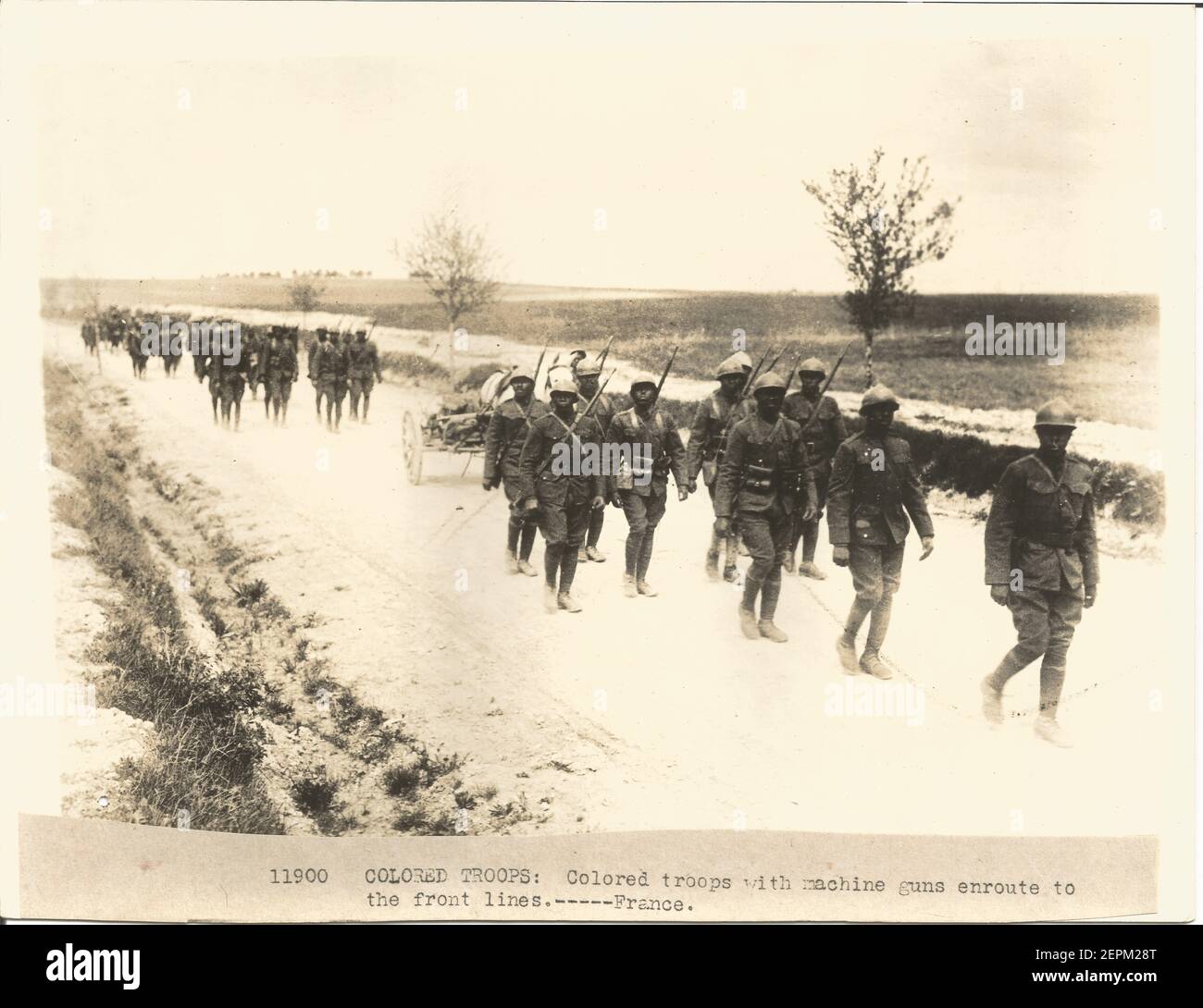 WW1 WWI photo militaire officielle des États-Unis des soldats de combat noirs servant en France. Cette photo porte la légende « troupes colorées avec mitrailleuses en route vers les lignes de front de la France » Banque D'Images