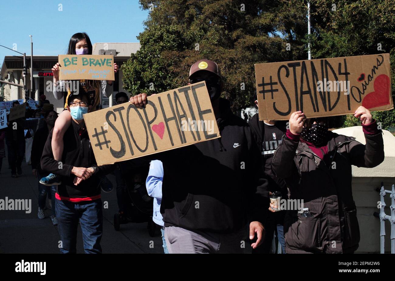 San Mateo, États-Unis. 27 février 2021. Les gens participent à un rassemblement contre les crimes de haine anti-asiatiques à San Mateo, Californie, États-Unis, le 27 février 2021. Des hauts fonctionnaires du ministère de la Justice des États-Unis ont déclaré vendredi que la récente vague de violence et d'incidents haineux contre les Américains asiatiques dans le pays est inacceptable, promettant d'enquêter sur ces cas et d'autres crimes haineux. Crédit : Wu Xiaoling/Xinhua/Alay Live News Banque D'Images