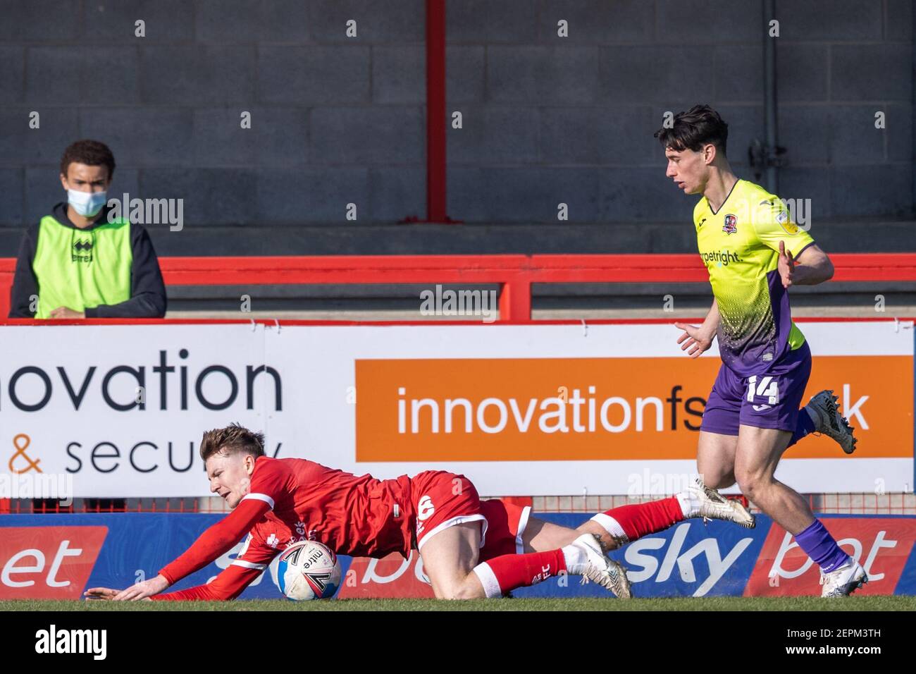 Crawley, Royaume-Uni. 27 février 2021. James Tilley #38 de Crawley Town tombe au sol avec Joel Randall #14 d'Exeter City tout près à Crawley, Royaume-Uni le 2/27/2021. (Photo de Jane Stokes/News Images/Sipa USA) crédit: SIPA USA/Alay Live News Banque D'Images