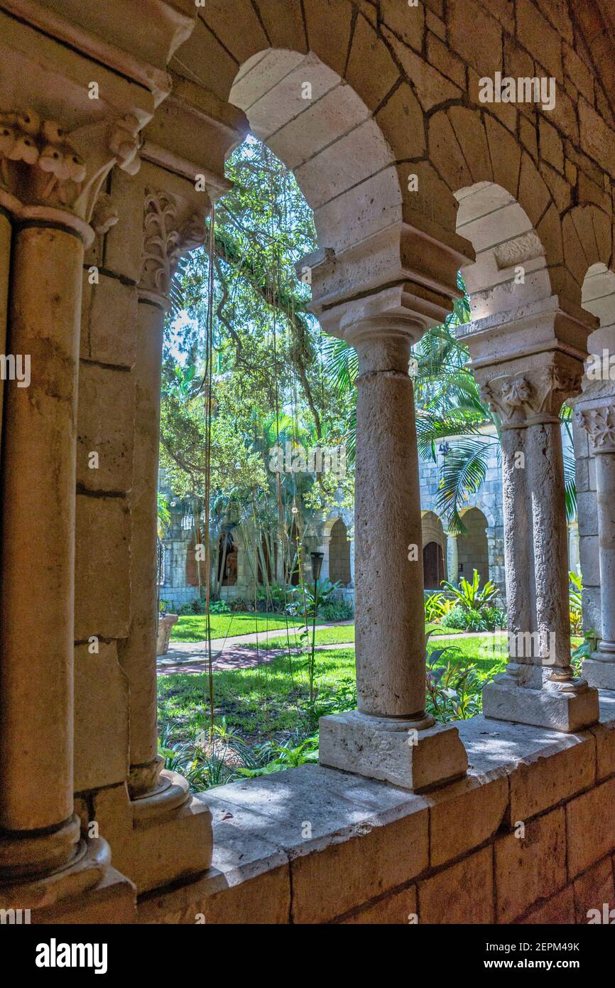 Les cloîtres de l'ancien monastère espagnol du XIIe siècle de Saint-Bernard de Clairvaux se sont déplacés au nord de Miami, en Floride. Banque D'Images