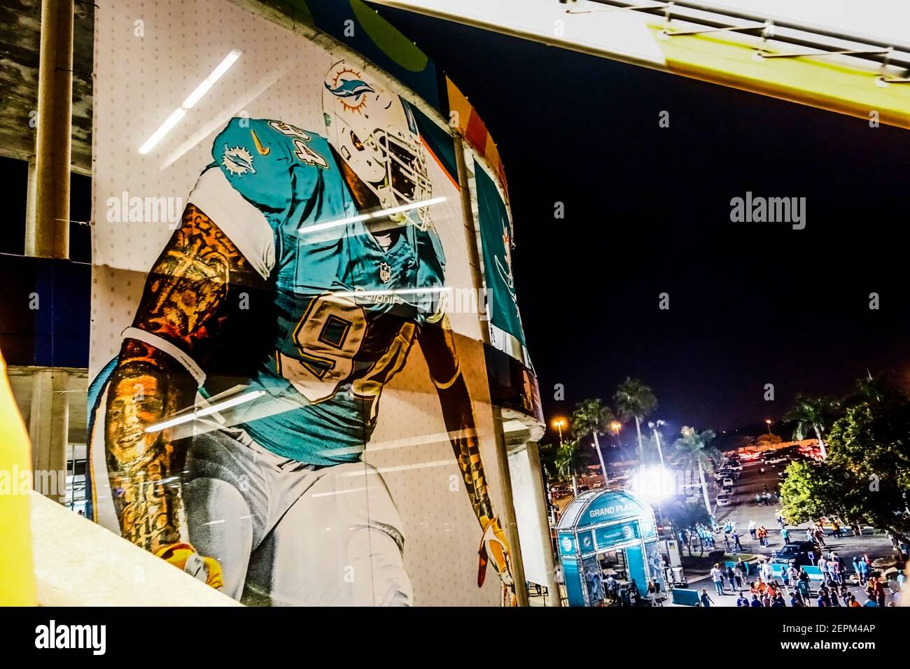Nuit à l'ancien stade Sun Life maintenant le Hard Rock Stadium, qui abrite les Dolphins de Miami. Banque D'Images
