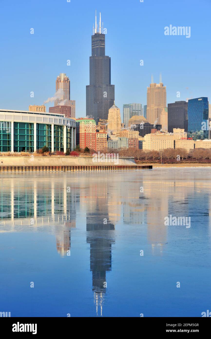 Chicago, Illinois, États-Unis. Un matin d'hiver froid donne l'occasion à un segment du lac et de la ligne d'horizon de Chicago de réfléchir sur un port gelé. Banque D'Images