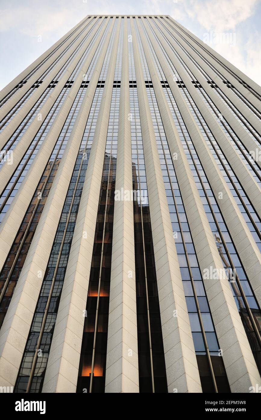 Chicago, Illinois, États-Unis. Vue extrême du centre Aon de Chicago, vue depuis le niveau de la rue, près de l'extrémité nord du parc Millennium. Banque D'Images