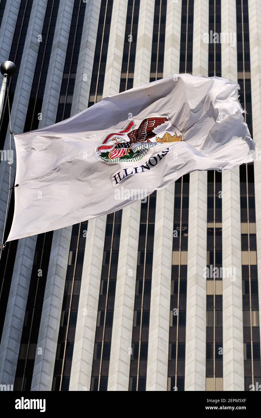 Chicago, Illinois, États-Unis. Le drapeau de l'État de l'Illinois s'est ouvert dans une brise raide devant le centre Aon adjacent au parc Millennium. Banque D'Images