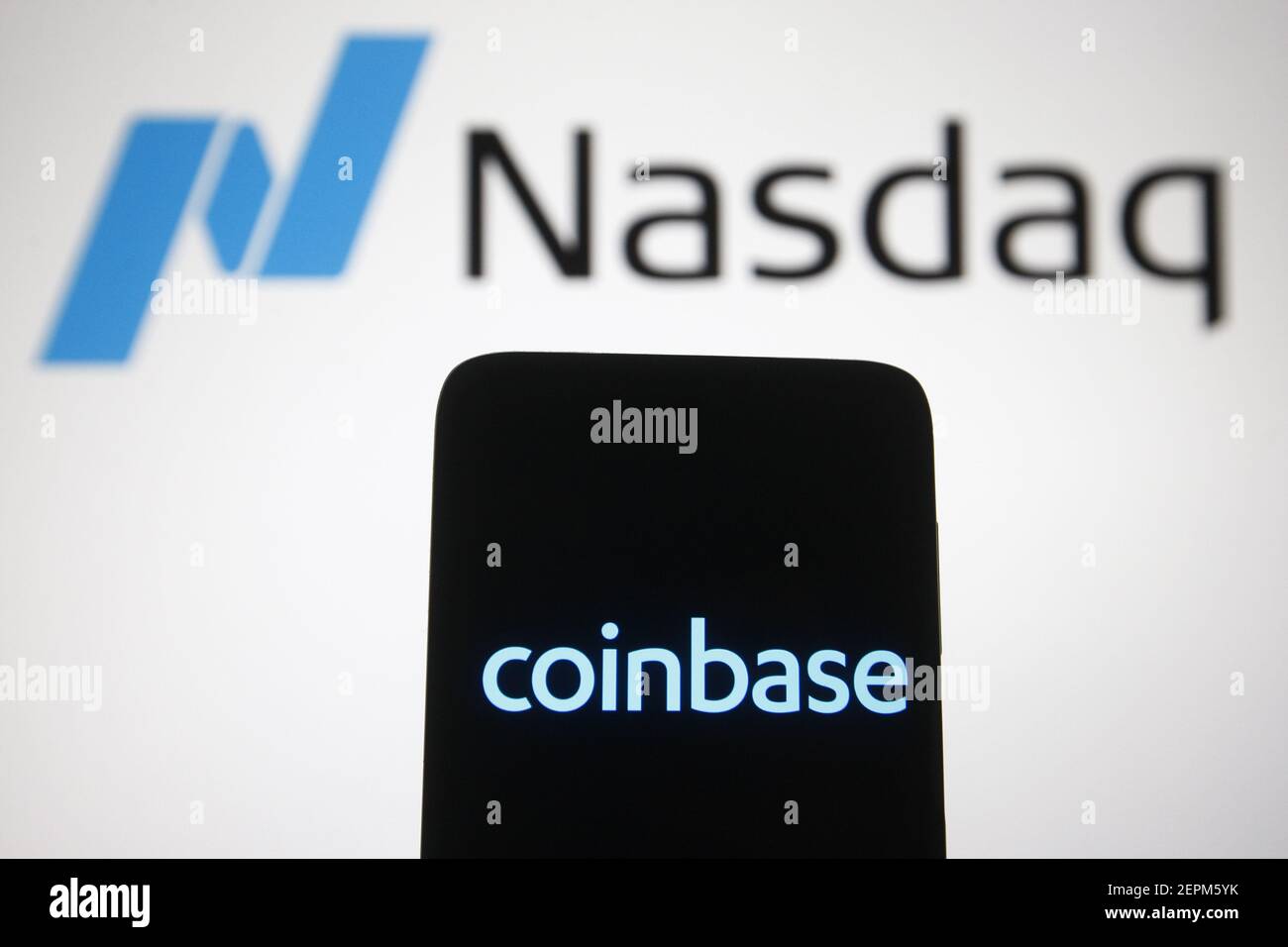 Dans cette illustration, un logo Coinbase d'un bureau de change numérique est vu sur un écran de smartphone devant le logo Nasdaq de la Bourse américaine. Banque D'Images