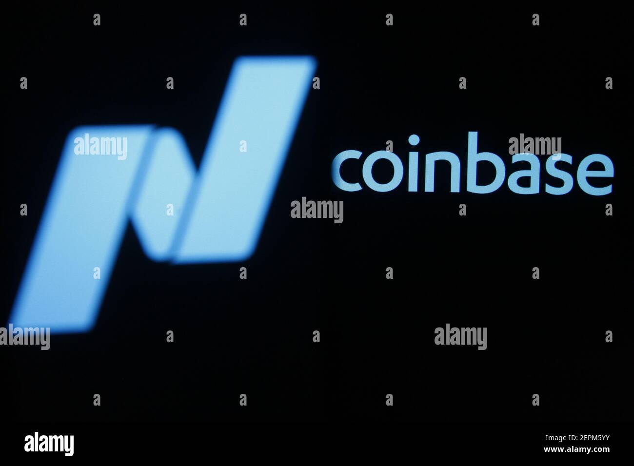 Dans cette illustration, un logo Coinbase d'un bureau de change numérique et le logo Nasdaq de la Bourse américaine sont visibles sur un smartphone et un écran de pc. Banque D'Images