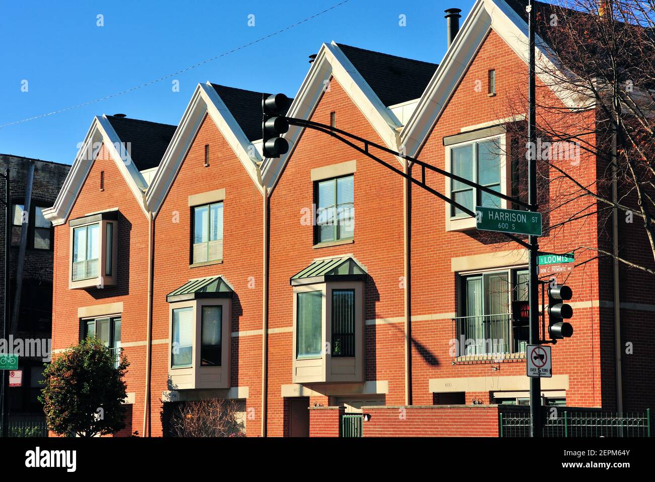 Chicago, Illinois, États-Unis. Maisons de ville modernes et soignées le long de Loomis Street, dans le quartier University Village de Chicago, près de l'Université de l'Illinois. Banque D'Images