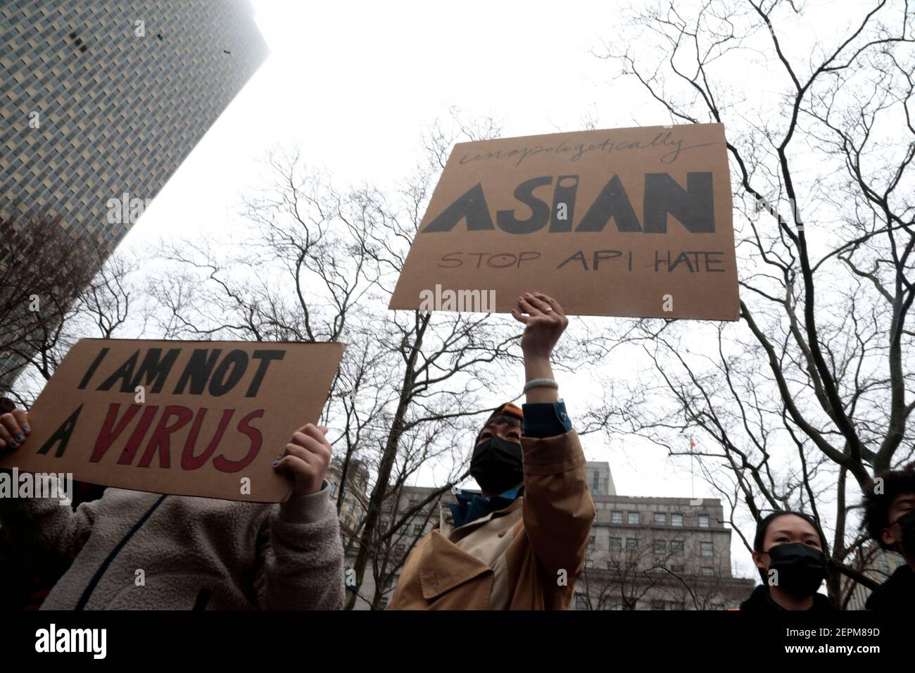 New York, NY, États-Unis. 27 février 2021. Les manifestants assistent au rassemblement de haine anti-asiatique de la Fédération américaine d'Asie qui s'est tenu à Foley Square/Federal Plaza dans la partie inférieure de Manhattan de New York le 27 février 2021. Crédit : Mpi43/Media Punch/Alamy Live News Banque D'Images