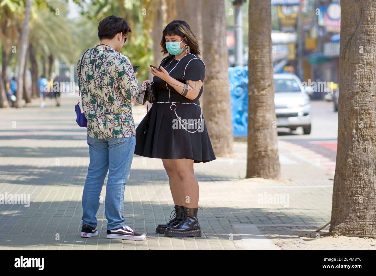 Femme gothique en vêtements noirs portant des bottes Dr Martens Banque D'Images