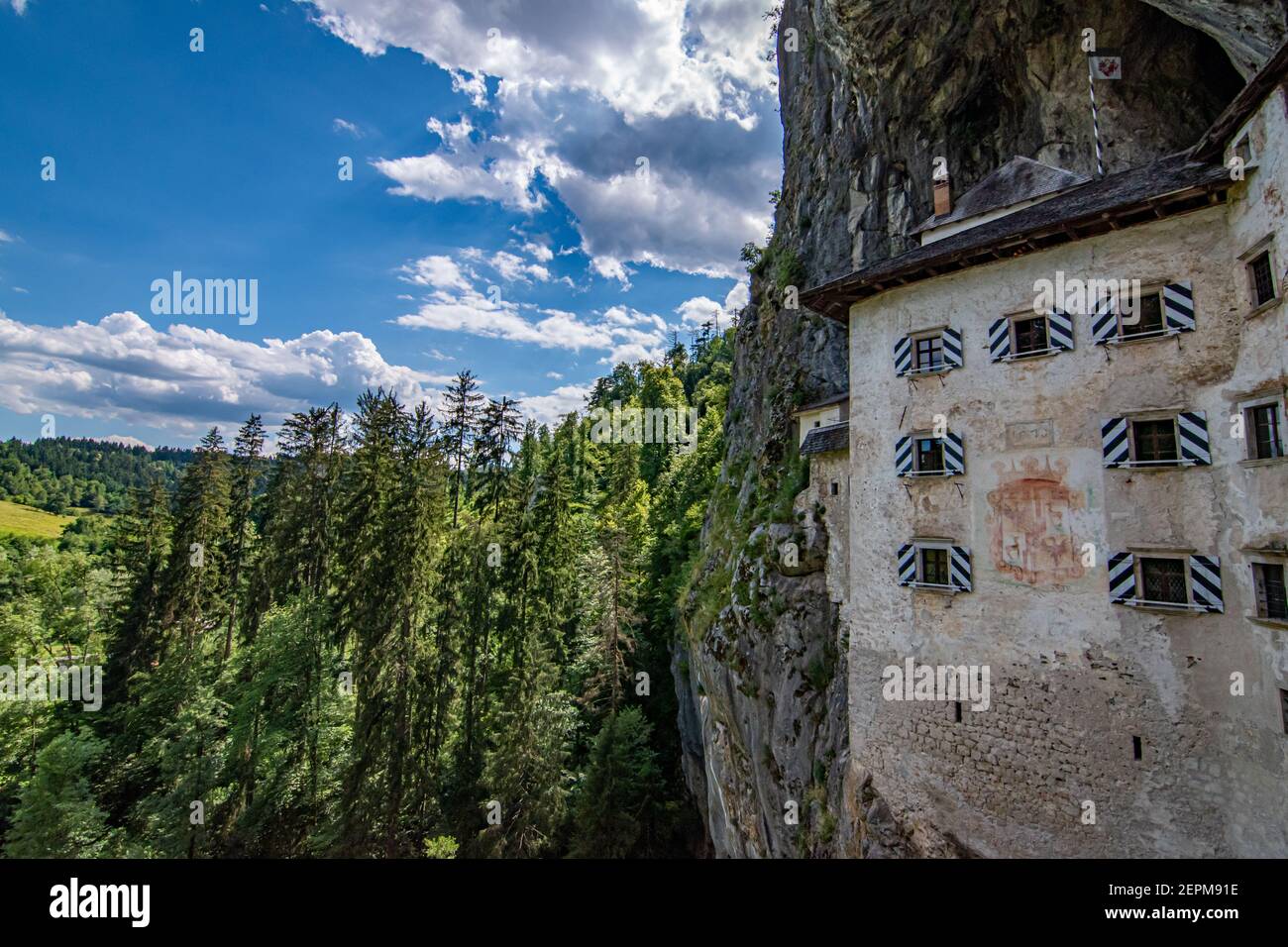 Vue panoramique depuis le château de Predjama, dans la grotte de Postojna, en Slovénie Banque D'Images