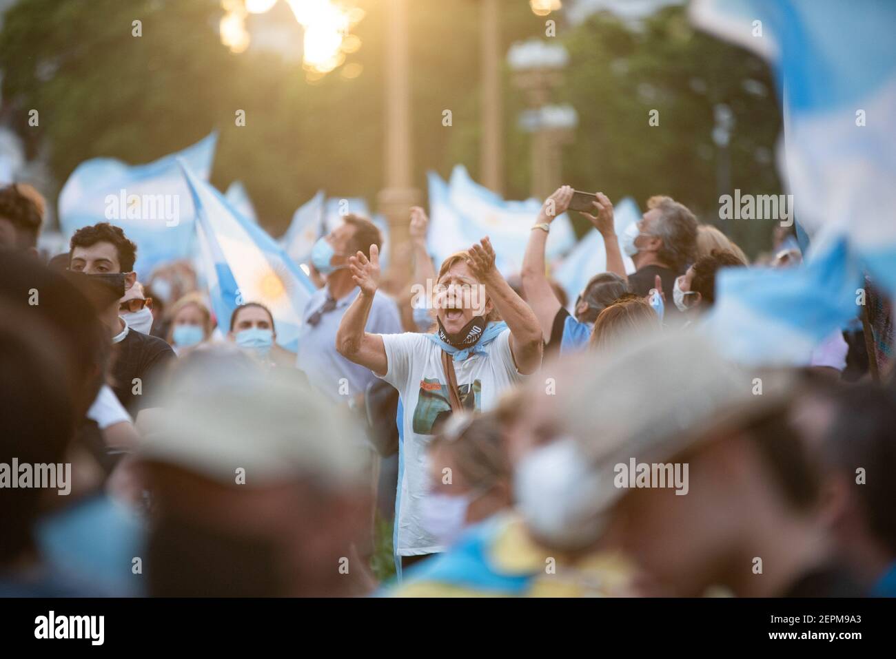 Buenos Aires, Argentine. 27 février 2021. Un manifestant criant des slogans devant la Maison du gouvernement, Lors d'une manifestation contre le gouvernement argentin du président Alberto Fernàndez sur le scandale de déploiement de vaccins VIP, le gouvernement a publié une liste de 70 personnalités influentes qui ont déjà reçu un traitement préférentiel pour le vaccin Covid-19 devant d'autres personnes à l'hôpital Posadas. Crédit : SOPA Images Limited/Alamy Live News Banque D'Images