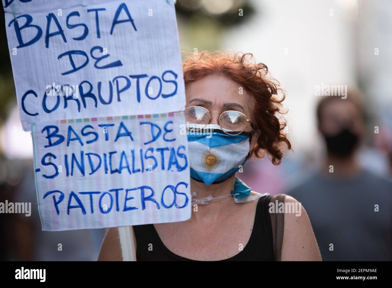 Buenos Aires, Argentine. 27 février 2021. Un manifestant portant un écriteau qui lit, « assez de corrupts » lors d'une manifestation contre le gouvernement argentin du président Alberto Fernàndez au sujet du scandale de déploiement de vaccins VIP, le gouvernement a publié une liste de 70 personnalités influentes qui ont déjà reçu un traitement préférentiel pour le vaccin Covid-19 avant d'autres à l'hôpital Posadas. Crédit : SOPA Images Limited/Alamy Live News Banque D'Images