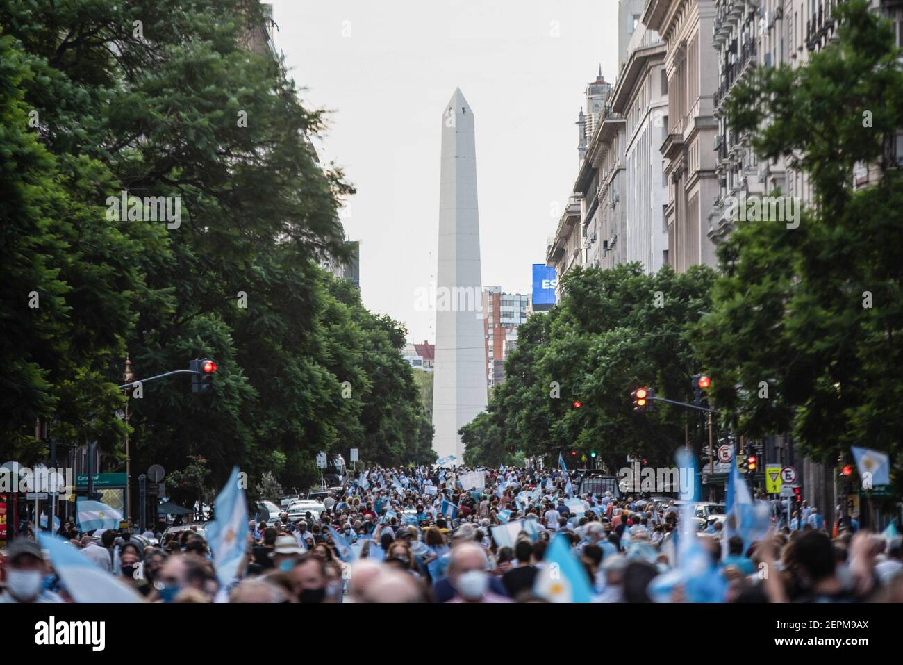 Buenos Aires, Argentine. 27 février 2021. Une foule de manifestants vus lors d'une manifestation contre le gouvernement argentin du président Alberto Fernàndez au sujet du scandale de déploiement de vaccins VIP alors que le gouvernement a publié une liste de 70 personnalités influentes qui ont déjà reçu un traitement préférentiel pour le vaccin Covid-19 avant d'autres à l'hôpital Posadas. Crédit : SOPA Images Limited/Alamy Live News Banque D'Images