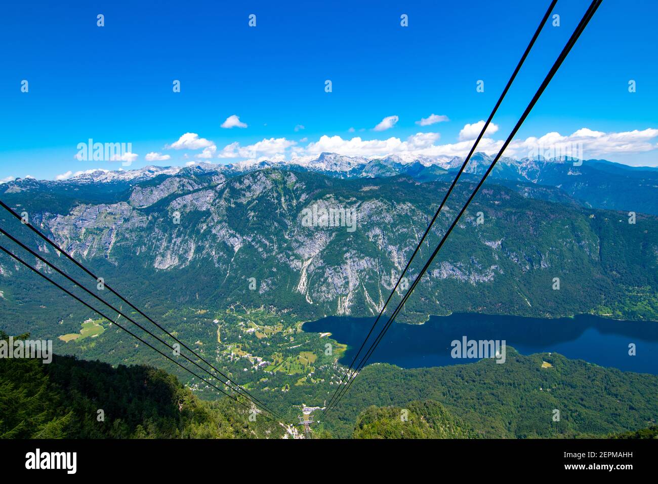 Panorama depuis l'ascenseur de la cabine principale de Vogel, regardez vers la vallée depuis la station de cabine supérieure, Slovénie Banque D'Images