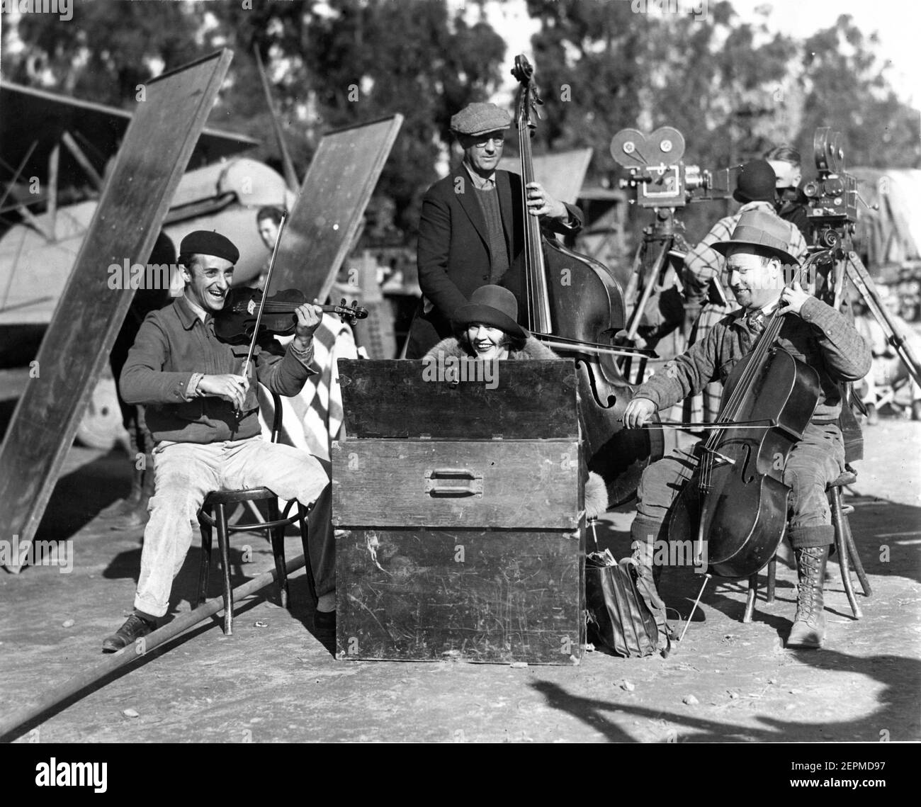 Mood Music Set musiciens y compris le violoniste LEON BERLASKY aka acteur LEON BELASCO sur place Candid sur le terrain d'aviation établi à El Toro California pendant le tournage de COLLEEN MOORE et GARY COOPER Dans LE TEMPS LILAS 1928 réalisateur GEORGE FITZMAURICE Silent film avec Producteurs de partitions musicales et d'effets sonores George Fitzmaurice et John McCormick premières photos nationales Banque D'Images