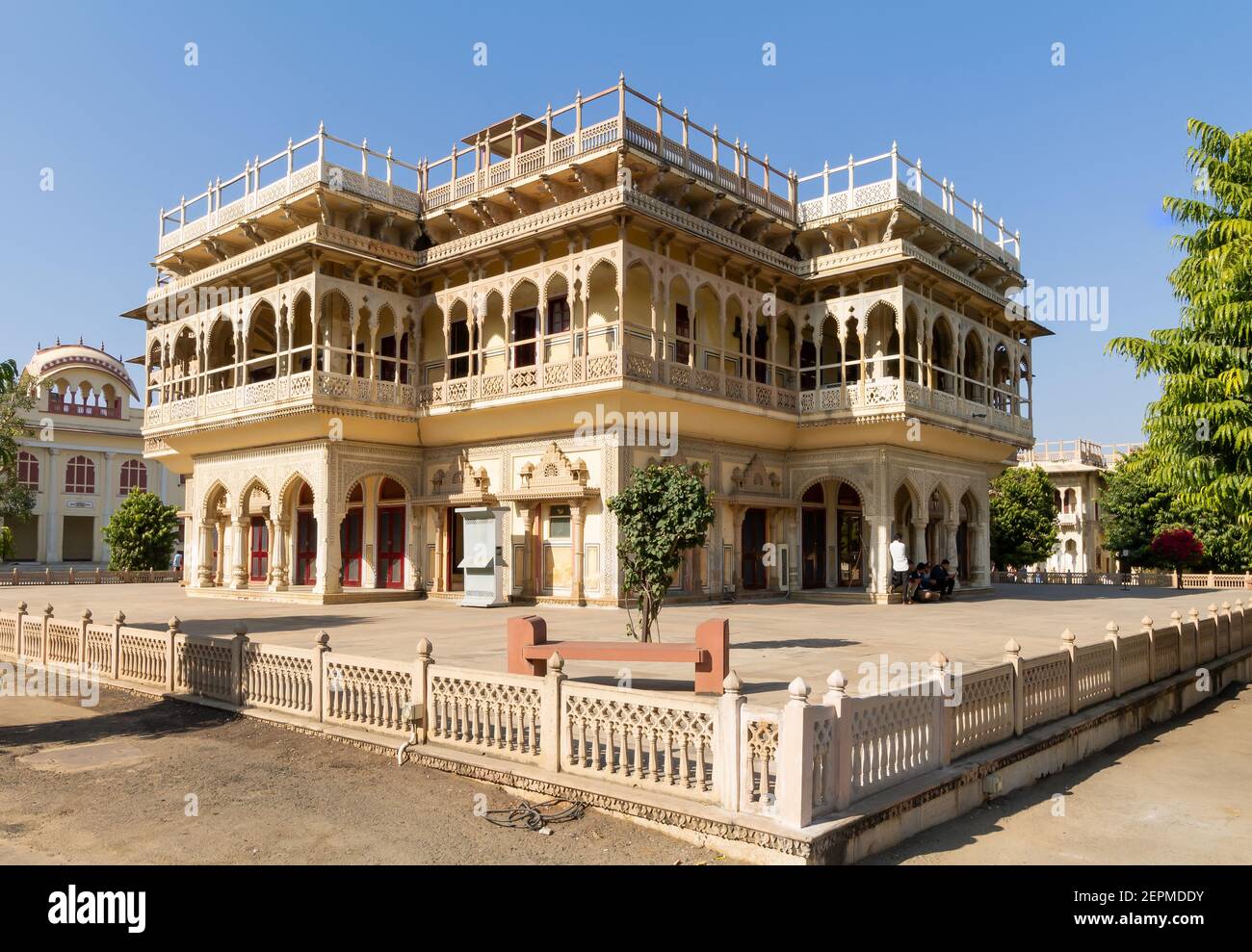 Vue horizontale de Mubarak Mahal et cour sous le ciel bleu à l'intérieur du palais de la ville. Banque D'Images
