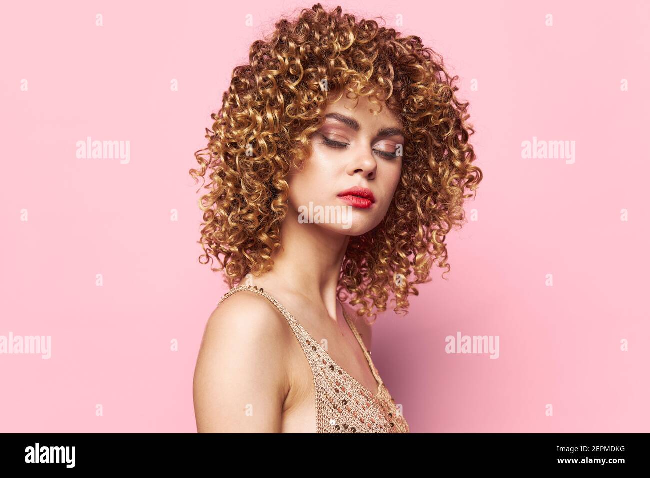 Belle robe femme avec sequins fête disco maquillage cheveux bouclés  arrière-plan isolé Photo Stock - Alamy