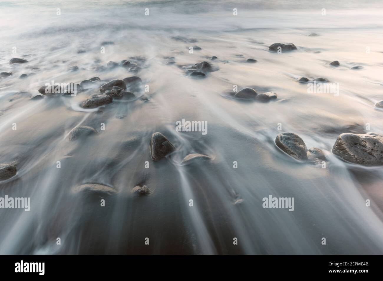 Big Pebbles avec jets de surf sur l'océan Atlantique sauvage plage de l'île de Madère Banque D'Images