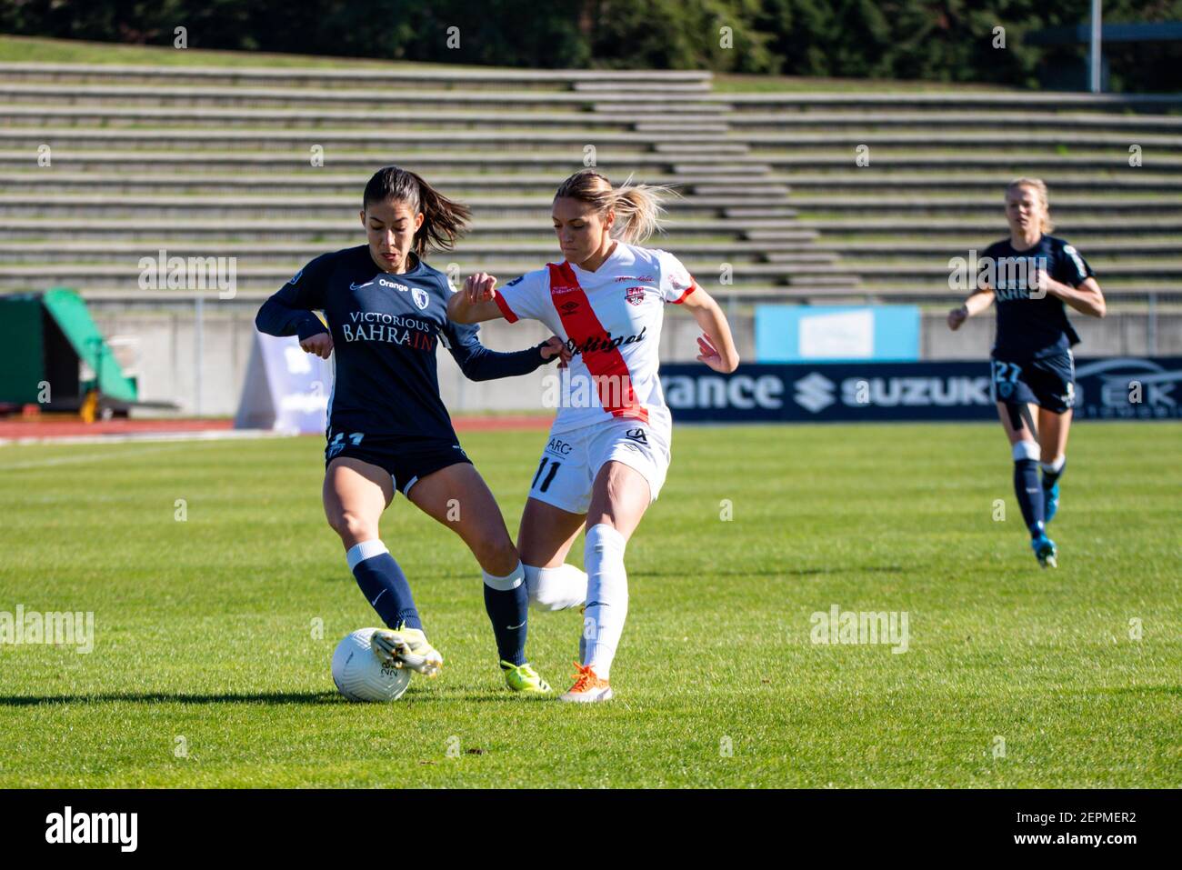 Clara Mateo du FC Paris et Louise Fleury d'EA Guingamp se battent pour le ballon lors du championnat de France des femmes D1 Arkema match de football entre le FC Paris et EA Guingamp le 27 février 2021 au stade Robert Bobin de Bondoufle, France - photo Antoine Massinon / A2M Sport Consulting / DPPI / LiveMedia Banque D'Images