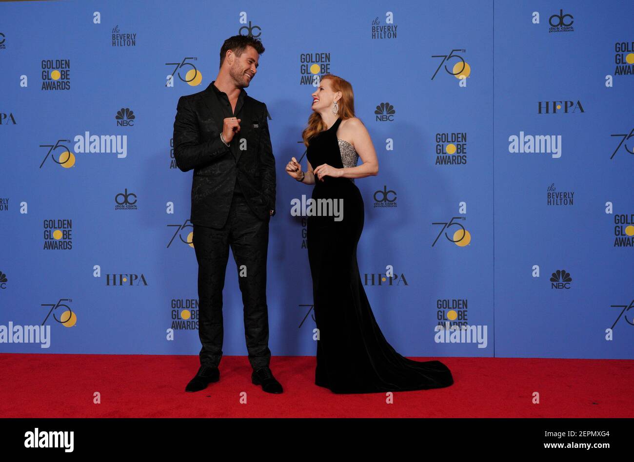 Les acteurs Chris Hemsworth (L) et Jessica Chastain posent lors de la 75e salle de presse annuelle du Golden Globe Awards de NBC, tenue à l'hôtel Beverly Hilton le 07 janvier 2018 à Beverly Hills, CA, États-Unis (photo de Carlos Amaya/Sipa USA) Banque D'Images