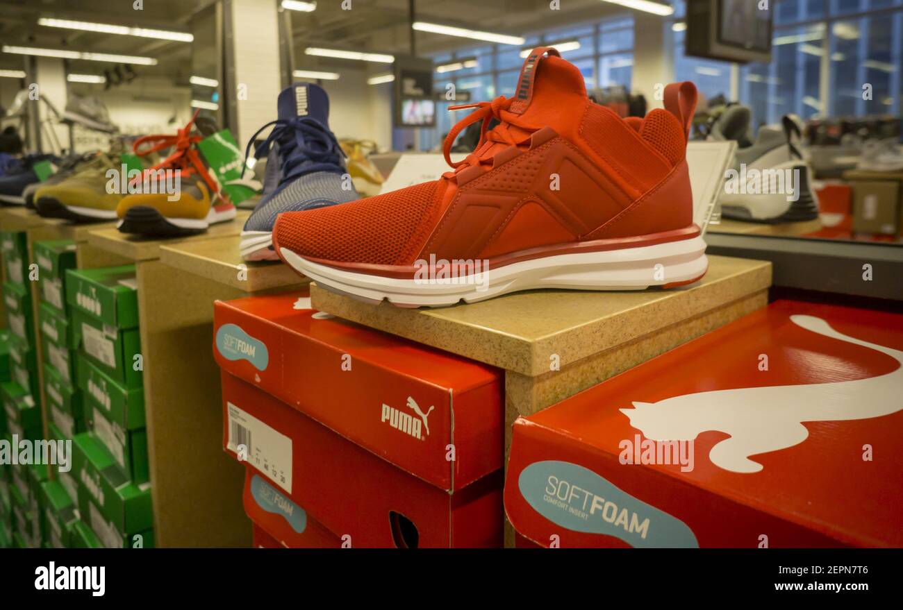 Marque Puma baskets dans un magasin de chaussures à New York vendredi, 12  janvier 2018. La société française Kering cédera de Puma, le retour 70 pour  cent des actions pour les investisseurs