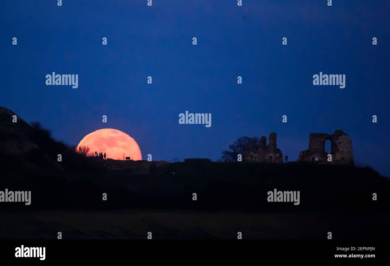 La lune de neige s'élève derrière le château de Sandal à Wakefield. Date de la photo: Samedi 27 février 2021. Banque D'Images