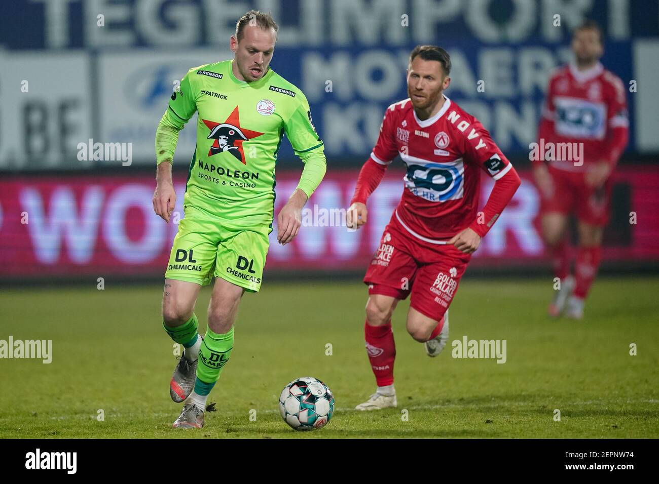 KORTRIJK, BELGIQUE - FÉVRIER 27 : Laurens de Bock de Zulte Waregem et Teddy Chevalier de KV Kortrijk pendant le match Jupiler Pro League entre KV Ko Banque D'Images