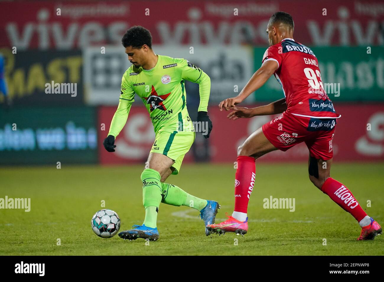 KORTRIJK, BELGIQUE - FÉVRIER 27 : Cameron Humphreys de Zulte Waregem et  Zinho Gano de KV Kortrijk pendant le match Jupiler Pro League entre KV  Kortr Photo Stock - Alamy