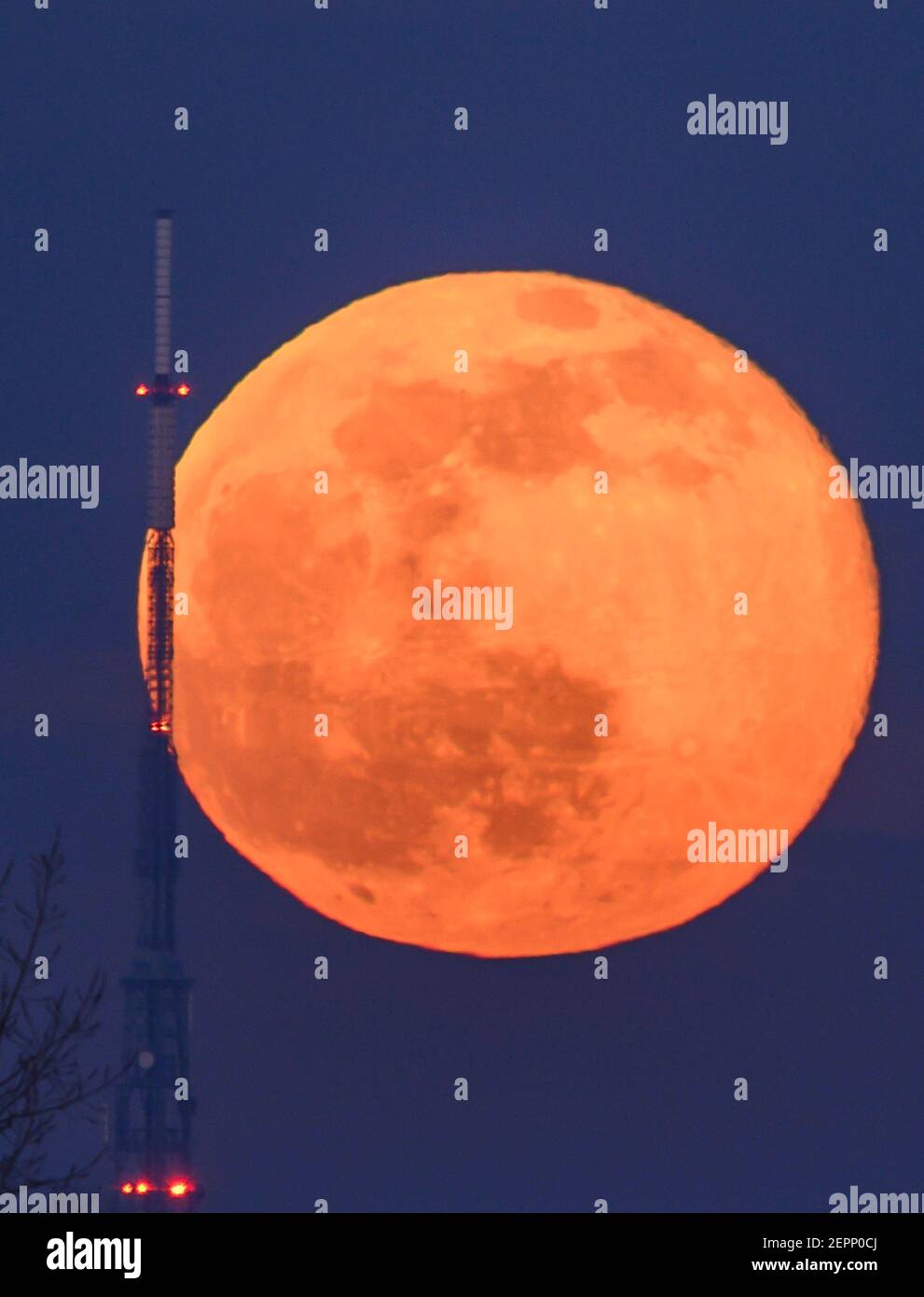 Londres, Royaume-Uni. 27 février 2021. Full Snow Moon s'élève derrière la tour d'émetteur de 219 mètres de haut Crystal Palace dans le sud de Londres. (Remarque : les câbles d'alimentation de premier plan ont été retirés numériquement sur cette image). Crédit: Malcolm Park/Alay Banque D'Images