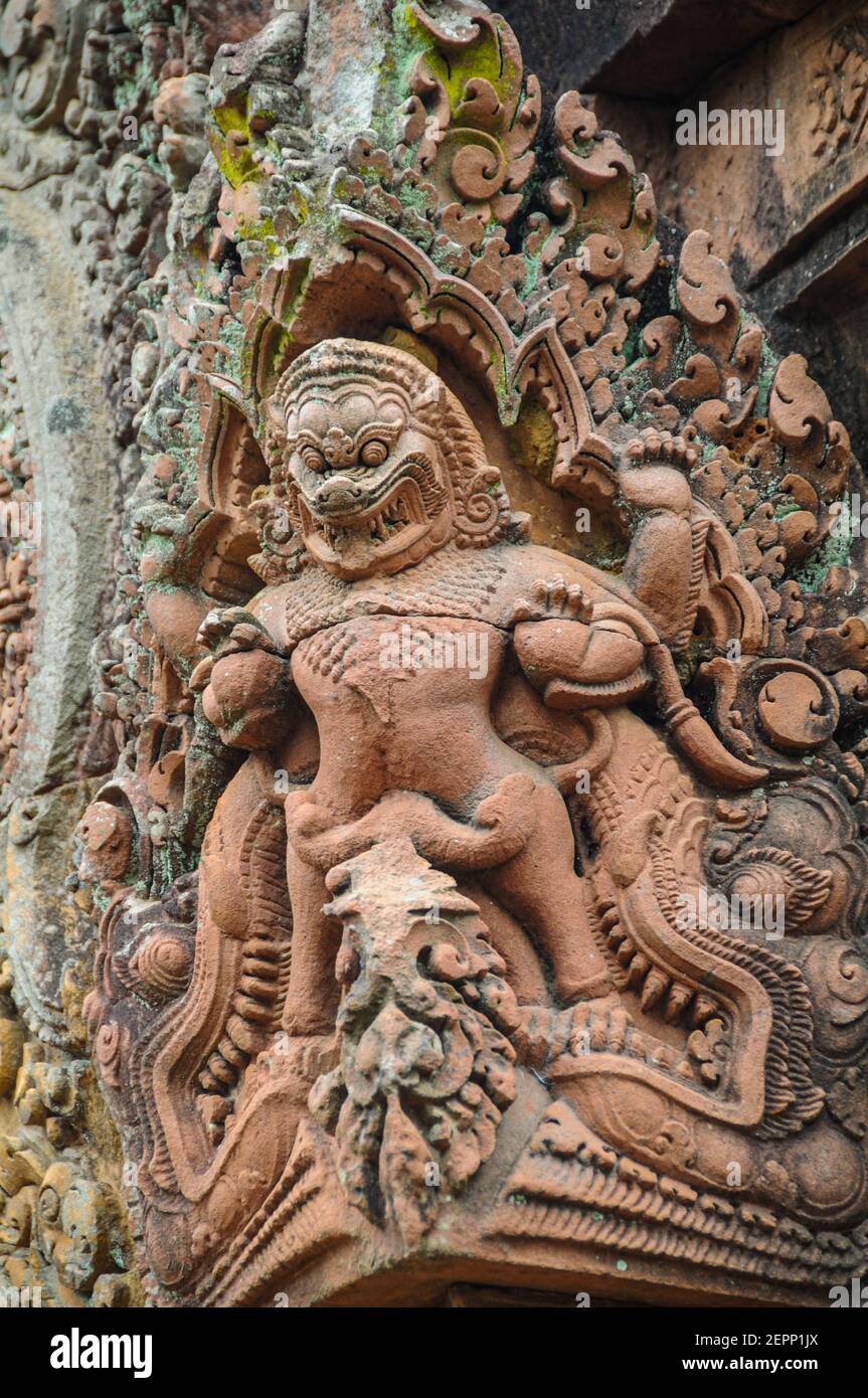 Figure redoutable de l'épopée de Ramayana sculptée dans du grès rose au temple de Banteay Srei, datant du Xe siècle. Banque D'Images