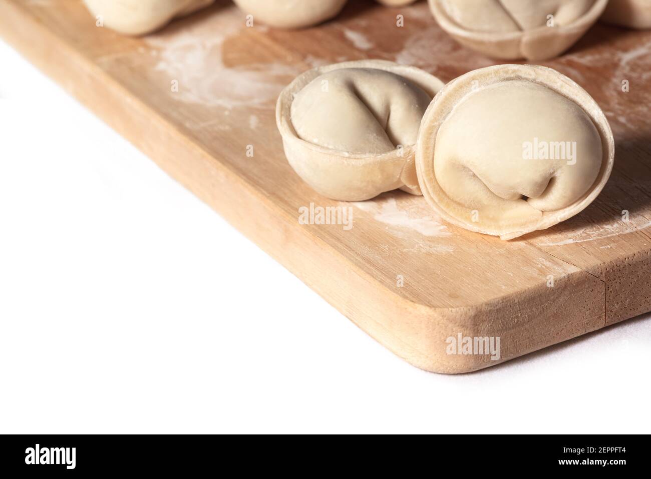 Boulettes fraîches faites à la main prêtes à cuire sur un bois carte Banque D'Images