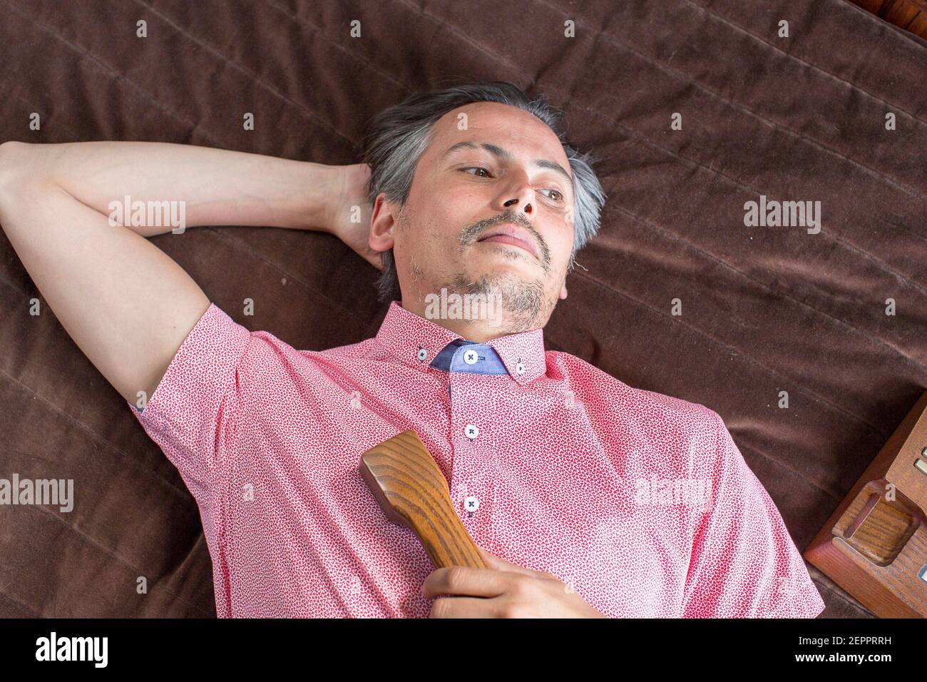 Photo de mode modèle masculin dans la suite de l'hôtel avec téléphone vintage Banque D'Images