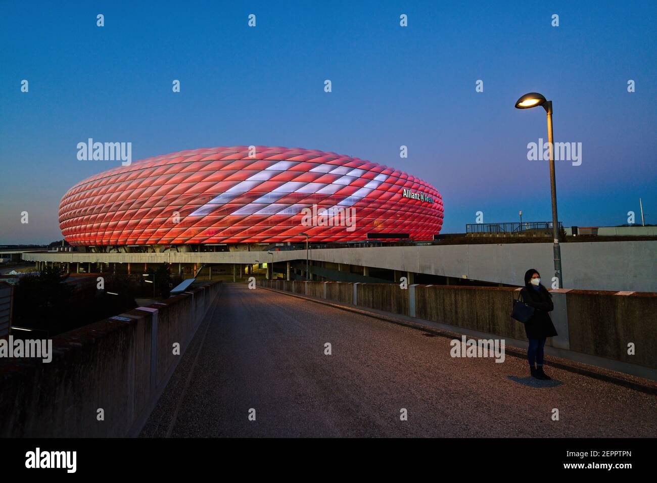 Munich, Allemagne. 27 février 2021. FC Bayern fête son anniversaire en 121. Et illumine l'Allianz Arena dans le match FC BAYERN MUENCHEN - 1.FC KOELN 5-1 1.Ligue allemande de football le 27 février 2021 à Munich, Allemagne saison 2020/2021, match jour 23, 1.Bundesliga, FCB, München, 23.Spieltag, Köln. © Peter Schatz / Alamy Live News - LE RÈGLEMENT DFL INTERDIT TOUTE UTILISATION DE PHOTOGRAPHIES comme SÉQUENCES D'IMAGES et/ou QUASI-VIDÉO - Banque D'Images