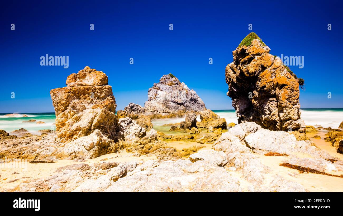 Piles de calcaire le long de la plage de Camel Rock Banque D'Images