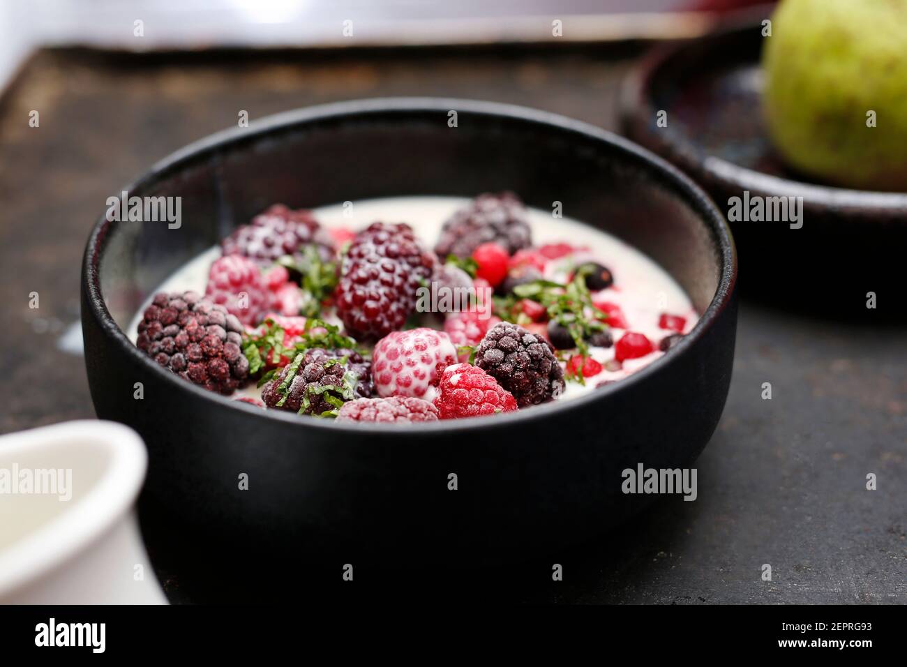 Petit déjeuner de fruits. Granola aux fruits frais.UN bol de lait et de fruits frais. Un petit déjeuner sain et nutritif. Banque D'Images