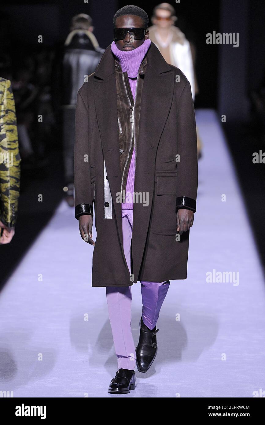 Le mannequin marche sur la piste pendant le Tom Ford Fashion Show à New  York vêtements pour hommes automne hiver 2018-2019 qui s'est tenu à New  York, NY, le 6 février 2018. (