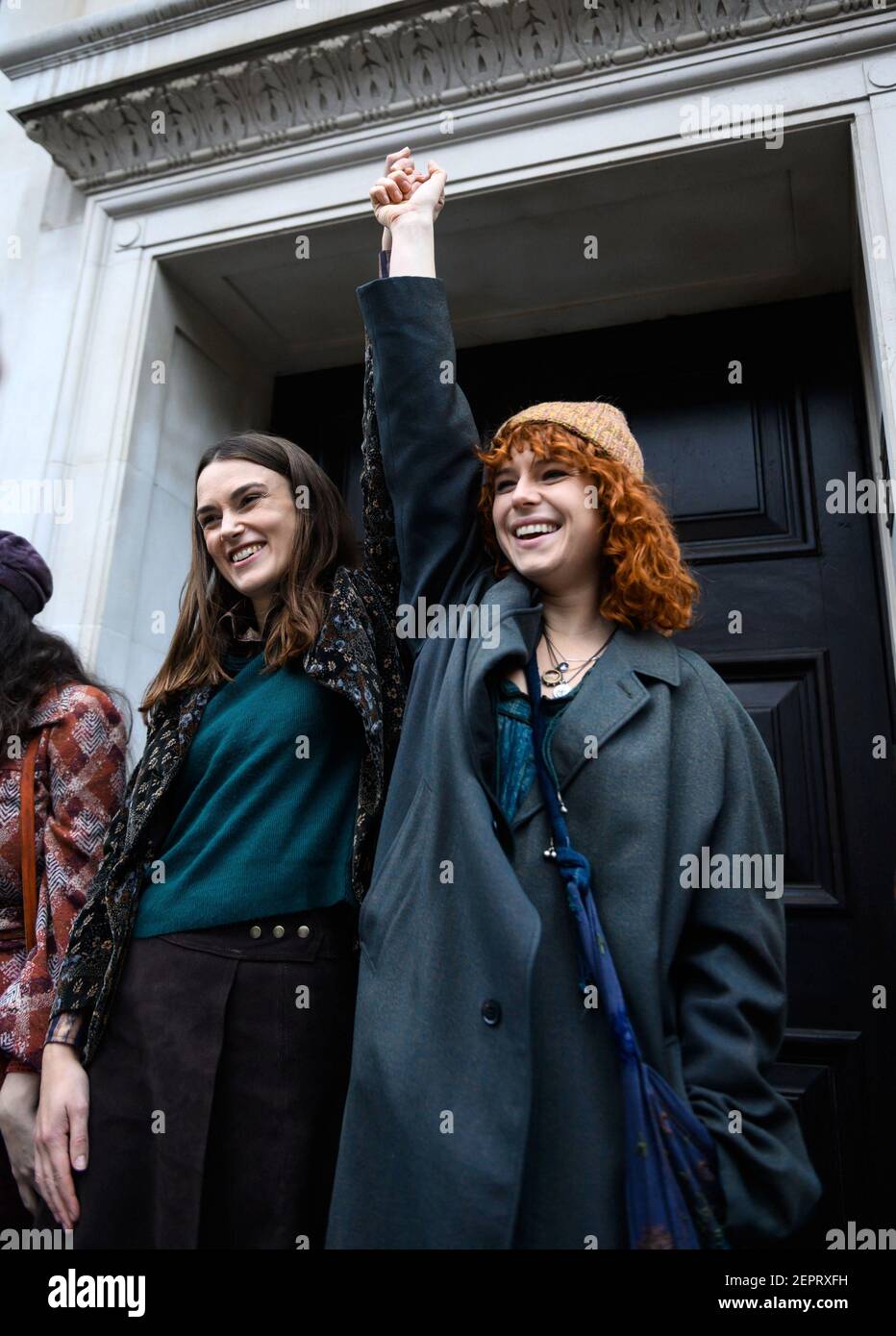 KEIRA KNIGHTLEY et JESSIE BUCKLEY dans LA CONDUITE INAPPROPRIÉE (2020), réalisé par PHILIPPA LOWTHORPE. Crédit: PATHE/BBC FILMS / Album Banque D'Images
