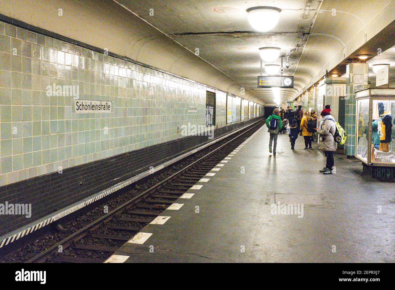 Berlin, Allemagne. Intérieur de la station U-Bahn Schonleinstrasse, un hotspot pour la scène de drogue locale. Banque D'Images