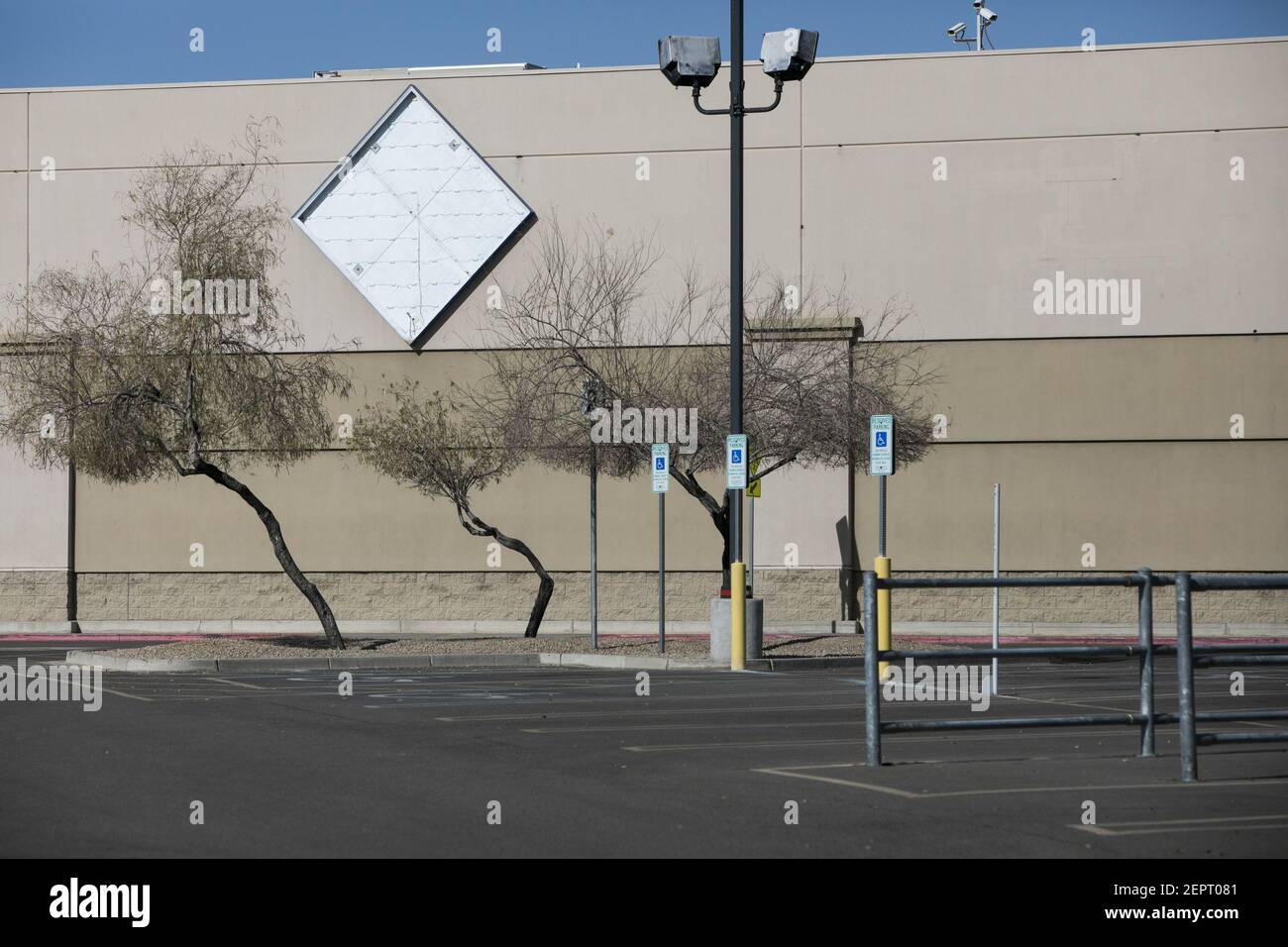 Le contour d'un logo à l'extérieur d'un magasin de club d'entrepôt Sam's Club récemment fermé à Scottsdale, Arizona, le 4 février 2018. (Photo par Kristoffer Tripplaar/Sipa USA) Banque D'Images
