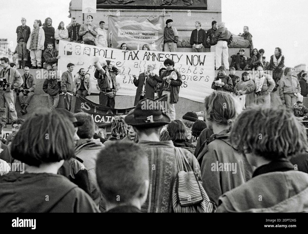 Les participants à la campagne des accusés de Trafalgar Square se réunissent pour des discours à Trafalgar Square, à Londres, en 1991, après le célèbre scrutin fiscal de Trafalgar Square Banque D'Images