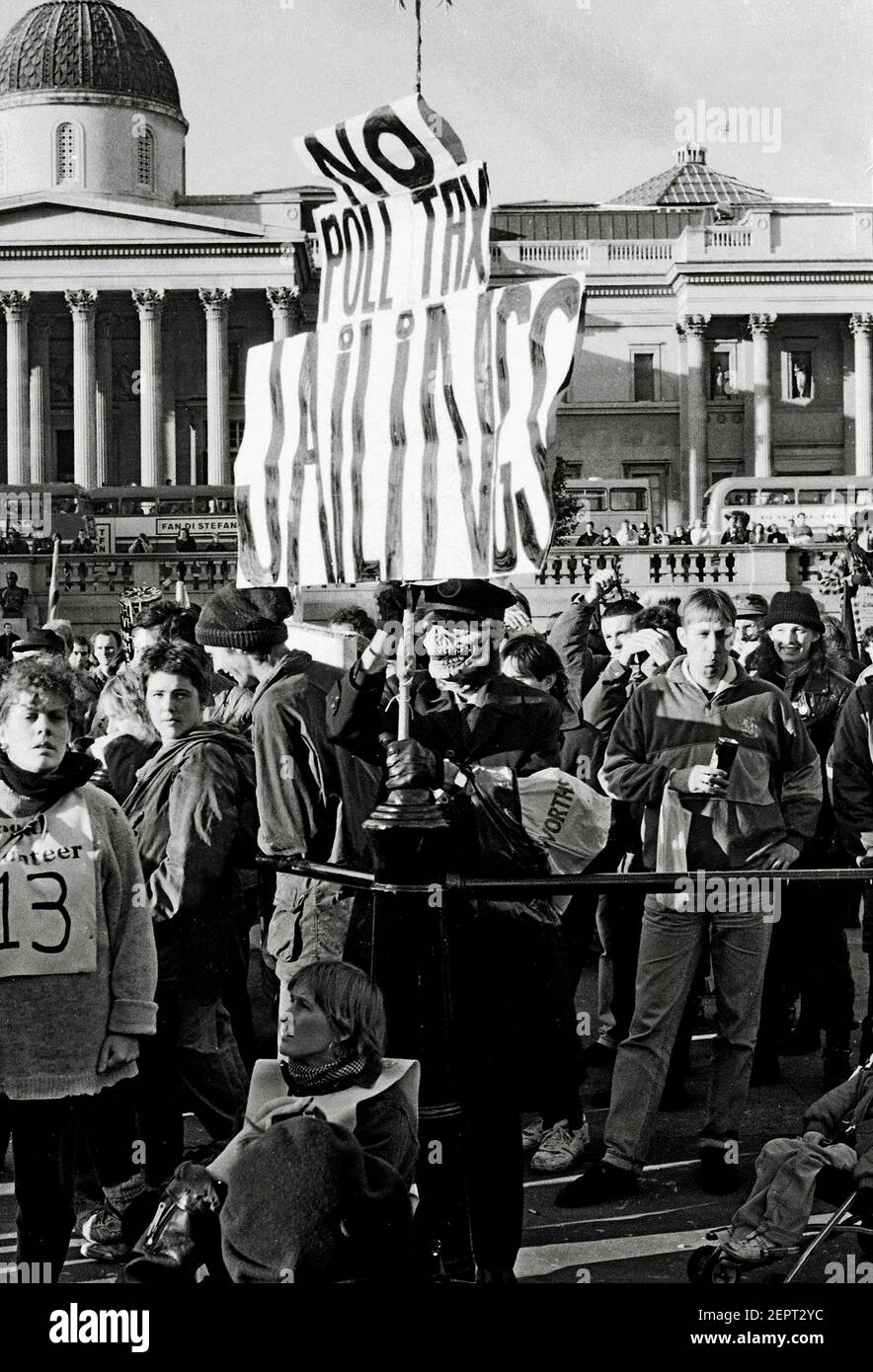 Les participants à la campagne des accusés de Trafalgar Square se réunissent pour des discours à Trafalgar Square, à Londres, en 1991, après le célèbre scrutin fiscal de Trafalgar Square Banque D'Images