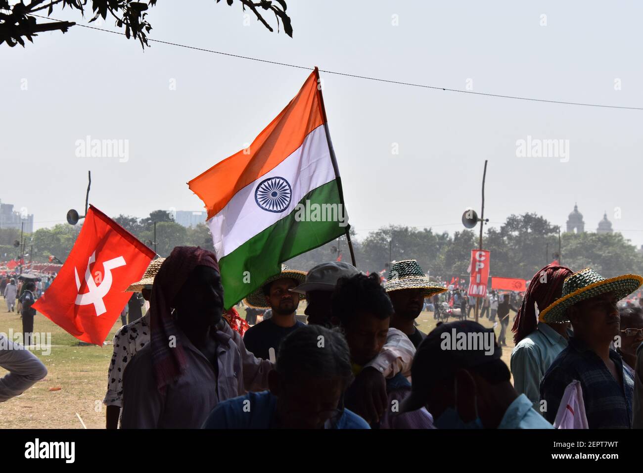 Kolkata, Inde. 28 février 2021. La première réunion publique de l'Alliance unie du Congrès (Congrès national indien), du CPIM (Parti communiste de l'Inde, Marxiste) et de l'ISF (Front laïque indien) au Brigade Parade Ground, avant la prochaine 'élection de 2021 à l'Assemblée législative du Bengale occidental'. (Photo de Biswarup Ganguly/Pacific Press) crédit: Pacific Press Media production Corp./Alay Live News Banque D'Images