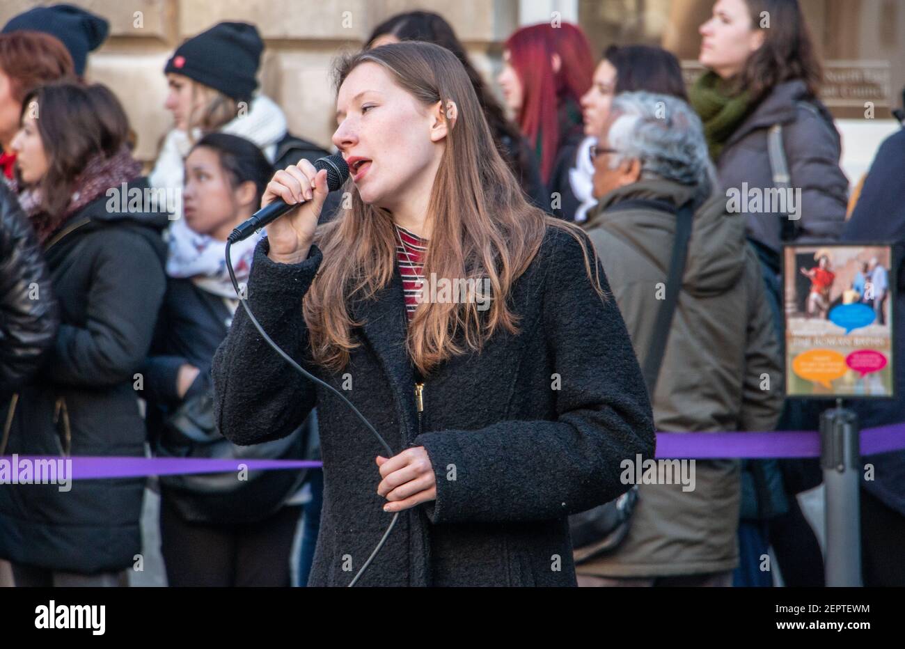 Une chanteuse qui s'est jouée devant la file d'attente pour les bains romains, Bath Abbey Church Yard, Angleterre, Royaume-Uni Banque D'Images