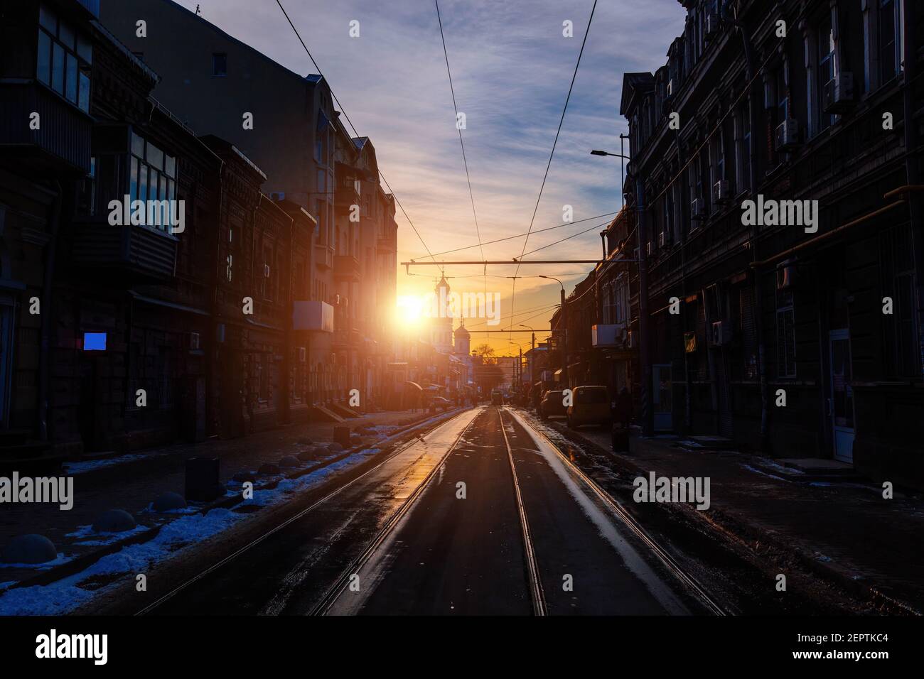 Coucher de soleil en soirée dans le quartier central de Rostov-on-Don. Belle architecture de bâtiments historiques. Banque D'Images