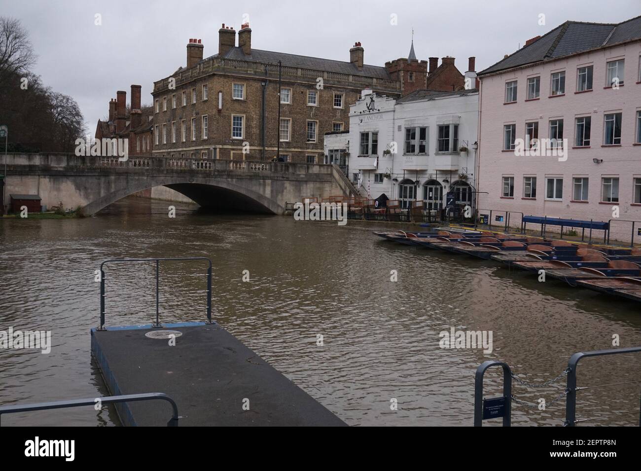 Punts flottant sur les hautes eaux dans la rivière Cam en hiver, Cambridge, Royaume-Uni Banque D'Images