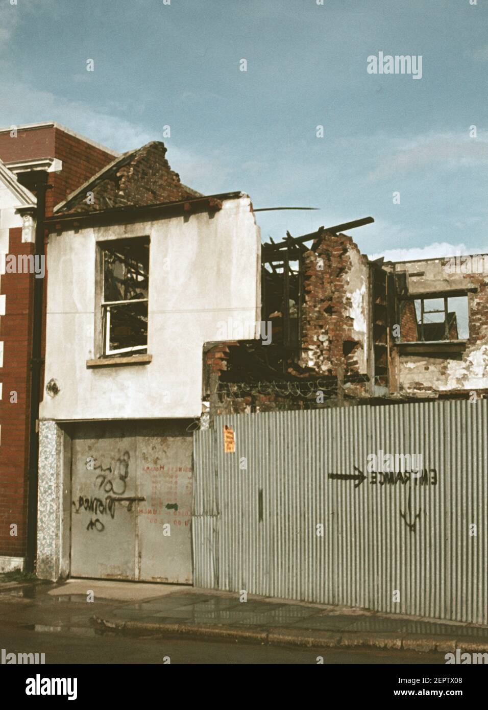 Maisons endommagées par les bombes à un lotissement de Belfast durant les troubles dans les années 1970, l'Irlande du Nord, Royaume-Uni Banque D'Images