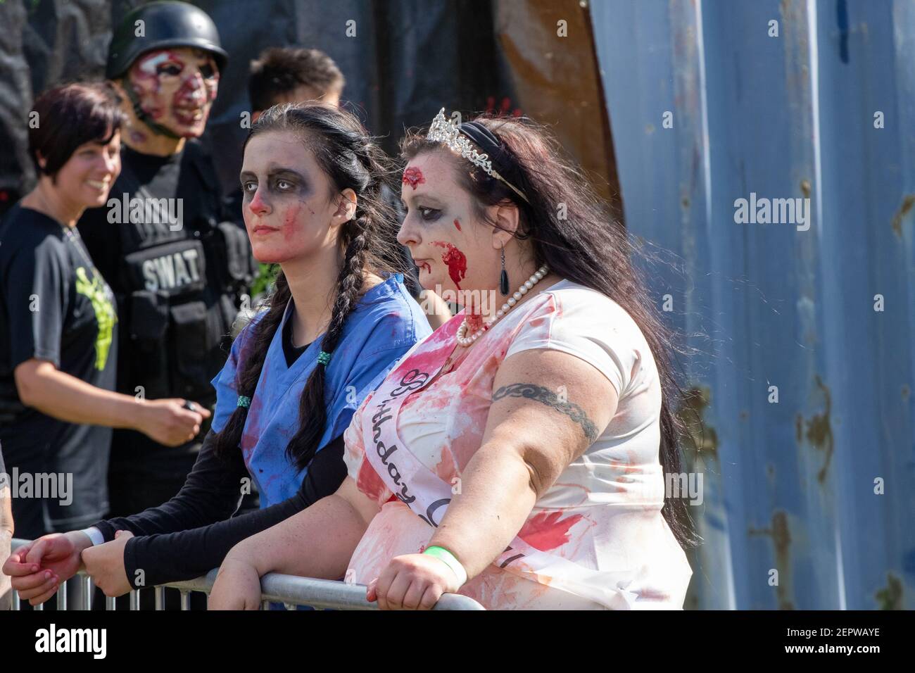 Une « fille d'anniversaire » qui ressemble beaucoup à une mariée et un Infirmière en exfoliant après un événement d'évacuation Zombie dans le Campagne de Norfolk Banque D'Images