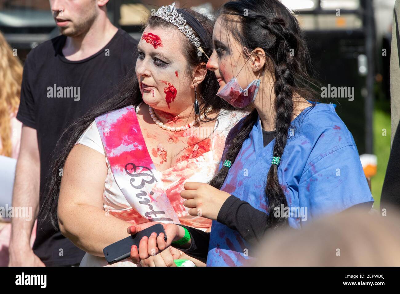 Une « fille d'anniversaire » qui ressemble beaucoup à une mariée et un Infirmière en exfoliant après un événement d'évacuation Zombie dans le Campagne de Norfolk Banque D'Images